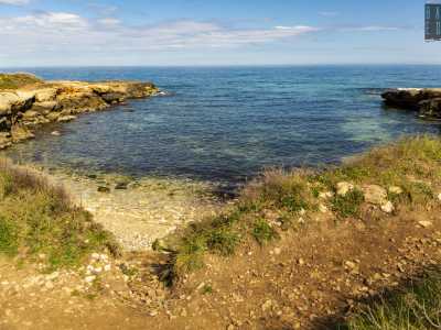 ...andando a finire ai piedi di un�altra spiaggetta protetta dal vento